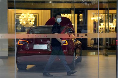 China’s industry minister, Tesla’s Musk meet, discuss electric cars